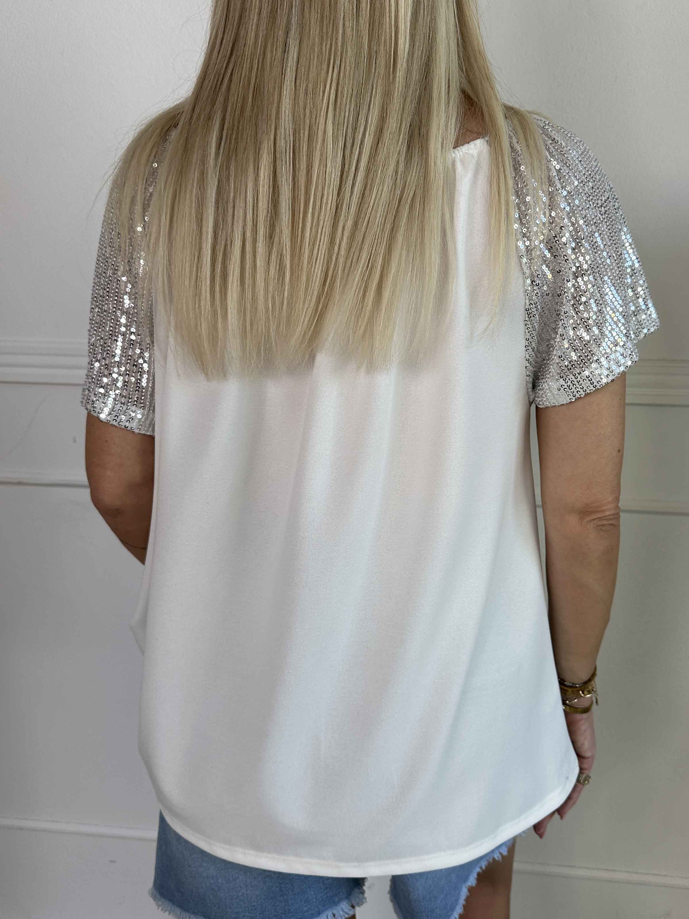 Kim Shirt - Sød og feminin elastisk bluse med glitrende pailletærmer